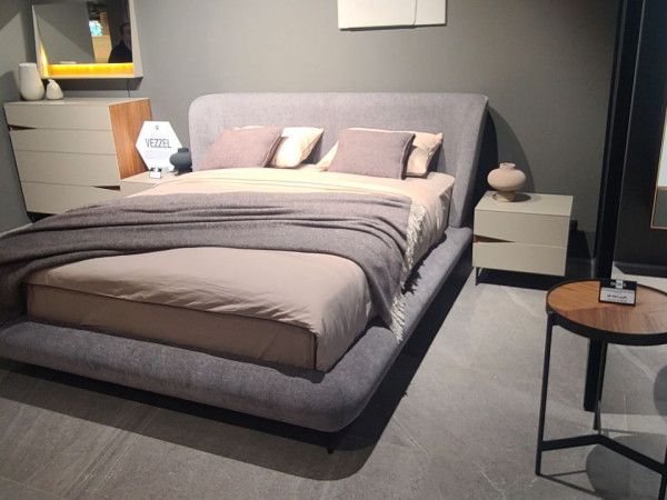 Мягкая кровать VEZZEL с прикроватными тумбами 