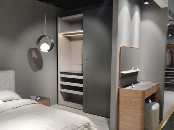 Шкаф-купе 2-х дверный шпон орех/графит