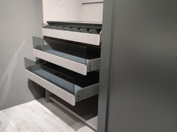 Шкаф-купе 2-х дверный шпон орех/графит