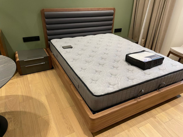 Шпонированная кровать высокая BELLA орех