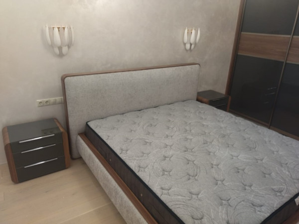 Шпонированная кровать высокая RAGGIO2 орех