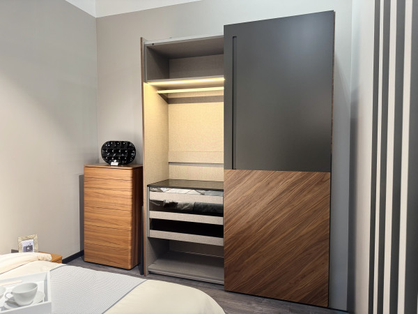 Шкаф-купе 2-х дверный шпон орех/эмаль графит 