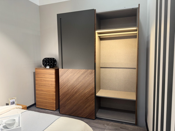 Шкаф-купе 2-х дверный шпон орех/эмаль графит 