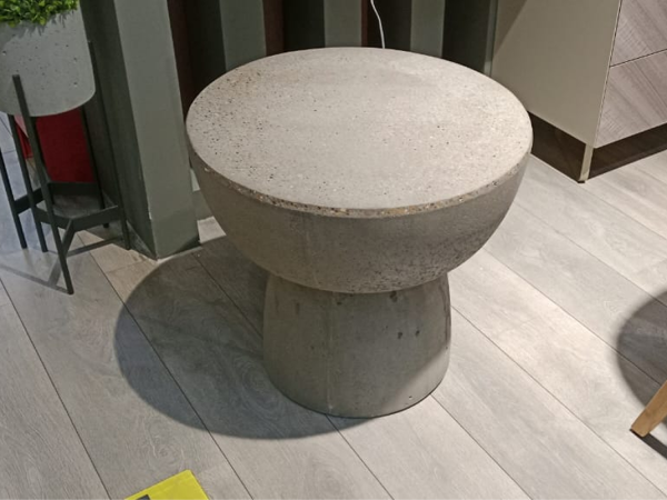 Столик кофейный из бетона