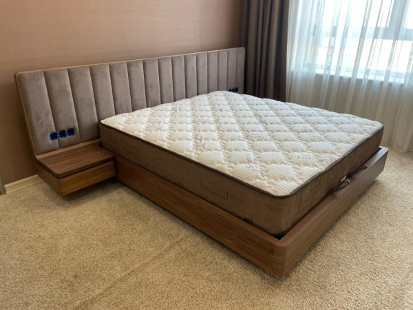 Шпонированная кровать широкая ORLY орех