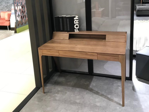 Стол письменный KARTELLO 1280 орех