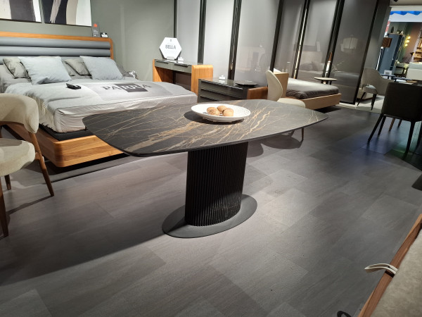 Стол обеденный ODDION черный