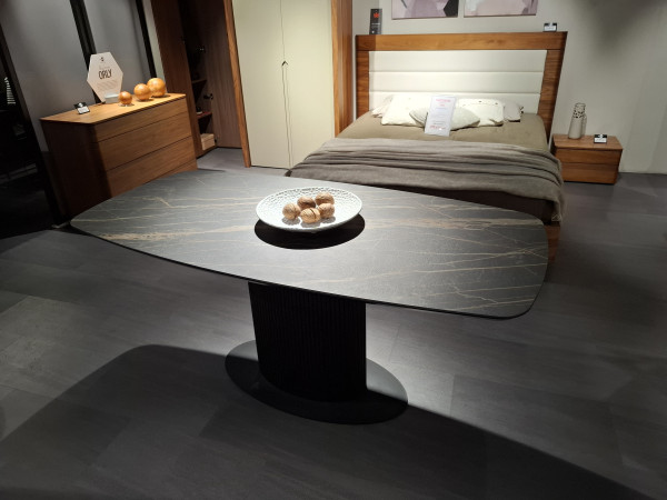 Стол обеденный ODDION черный