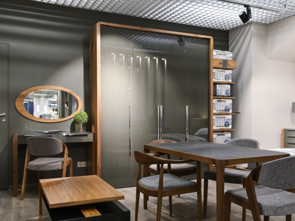 Шкаф 4-х дверный орех/стекло графит