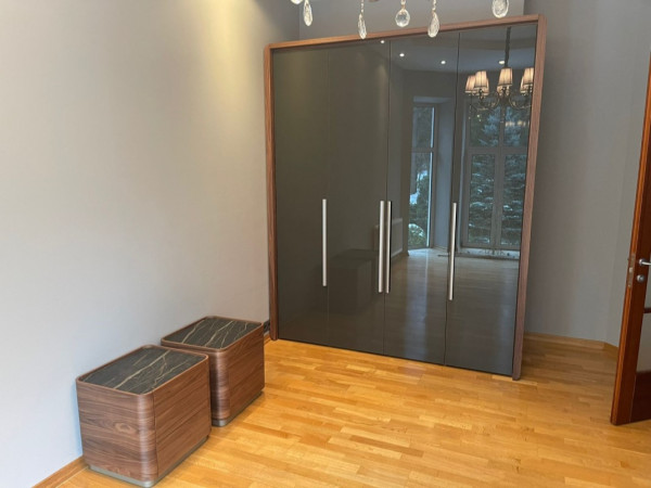 Шкаф 4-х дверный орех/стекло графит